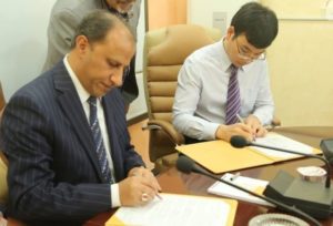 the-governor-of-dhi-qar-yahia-al-naseri-while-signing-the-agreement-with-zte-representative-650x442