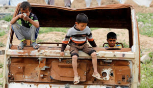 Displaced Iraqi children who fled their homes with their families play outside Hammam al-Alil camp south of Mosul, Iraq April 18, 2017. REUTERS/Muhammad Hamed - RTS12SFT